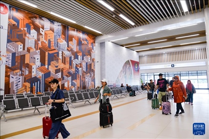 1月24日，在印度尼西亞雅加達(dá)哈利姆站，乘客在候車(chē)大廳內(nèi)行走。新華社記者 徐欽 攝