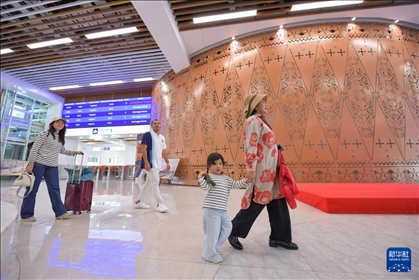 1月24日，在印度尼西亞雅加達(dá)哈利姆站，乘客在候車(chē)大廳內(nèi)行走。新華社記者 徐欽 攝