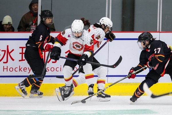 雙方球員爭(zhēng)搶。中國(guó)冰球協(xié)會(huì)供圖