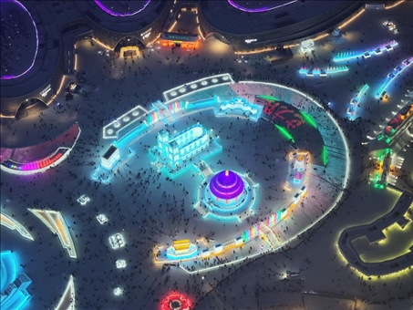 這是2023年12月27日在哈爾濱冰雪大世界拍攝的以巴黎圣母院和北京天壇為核心的冰建景觀群。