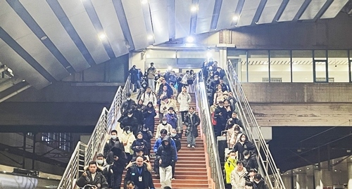 2024年鐵路春運今日啟動，旅客進入站臺準備乘車。人民網(wǎng)記者 喬雪峰攝