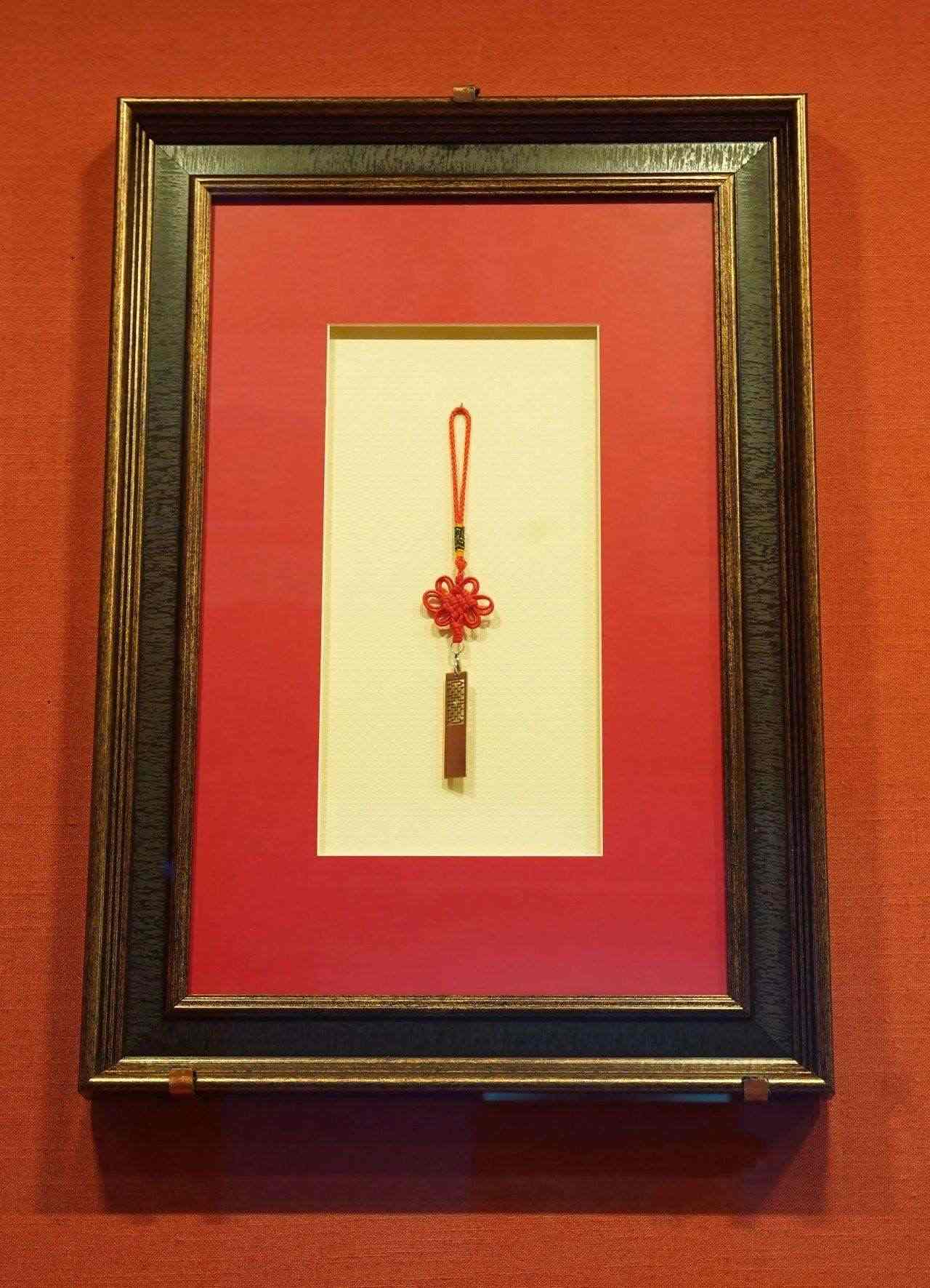 2017年5月，時任肯尼亞總統(tǒng)烏胡魯·肯雅塔贈送習(xí)近平主席的蒙內(nèi)鐵路紀(jì)念U盤。