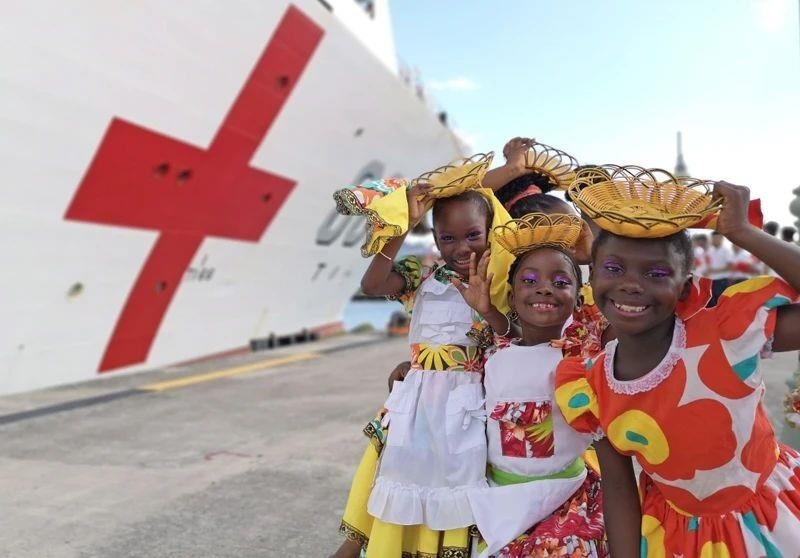 2018年10月，在安提瓜和巴布達(dá)首都圣約翰，當(dāng)?shù)匦∨笥焉泶﹤鹘y(tǒng)服裝歡迎中國海軍“和平方舟”醫(yī)院船首次到訪。