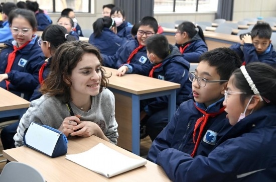  2023年12月18日，在西安新城區(qū)后宰門小學進行的中法校園文化周法語語言沙龍上，西安法語聯(lián)盟的老師與學生進行互動。新華社記者 劉瀟 攝