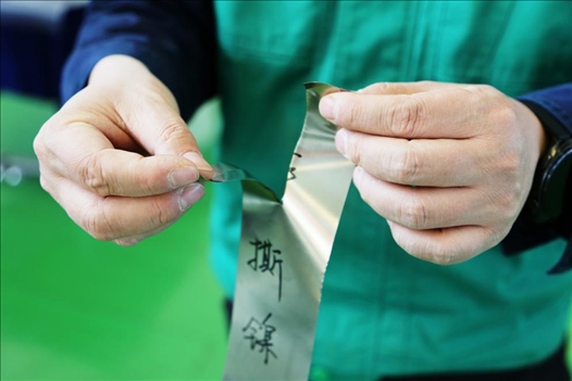 0.05毫米“手撕鎳”。 李羊攝