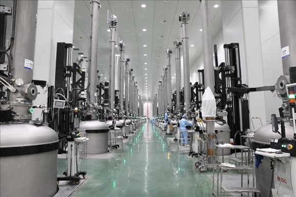 曲靖經(jīng)開區(qū)晶澳太陽能生產(chǎn)車間場(chǎng)景。 葉倬瑋攝