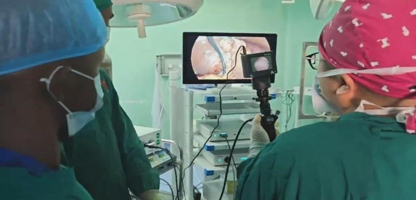 吳巍醫(yī)生（右一）在開展雙鏡聯(lián)合手術(shù)。中國(guó)援桑醫(yī)療隊(duì)供圖