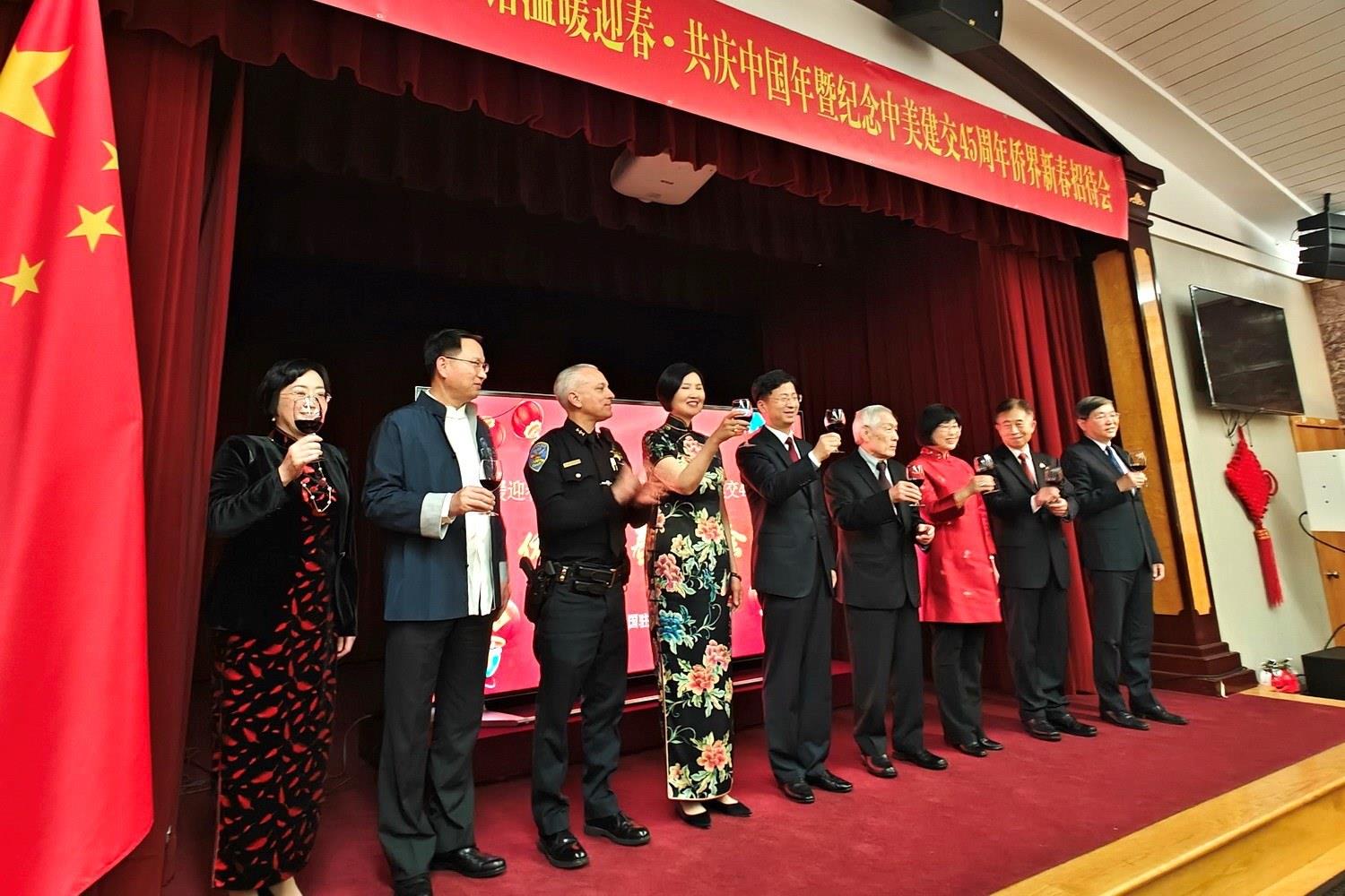 僑胞代表與駐舊金山總領(lǐng)館官員合影。主辦方供圖