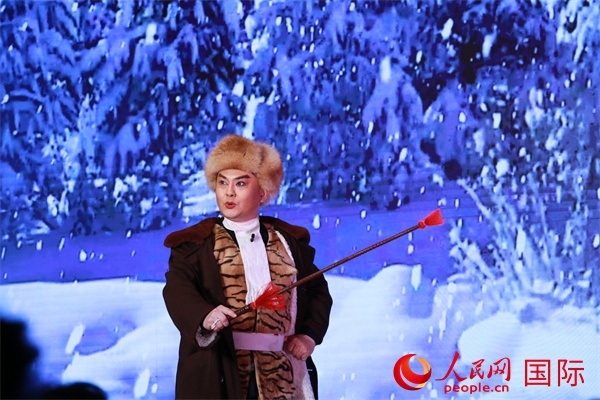 現(xiàn)代京劇《智取威虎山》選段《打虎上山》。人民網(wǎng) 許可攝