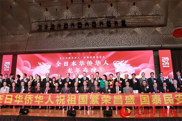 主辦方與嘉賓合影。人民網(wǎng) 許可攝