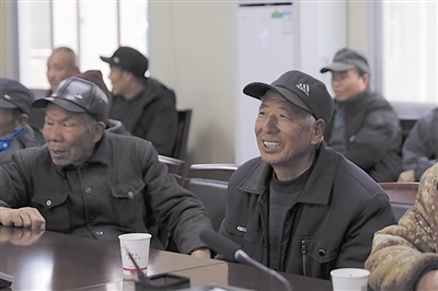  圖③：農(nóng)民工臉上洋溢著笑容。