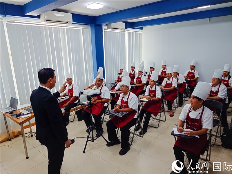 教師向?qū)W員授課。人民網(wǎng)記者 謝佳君攝