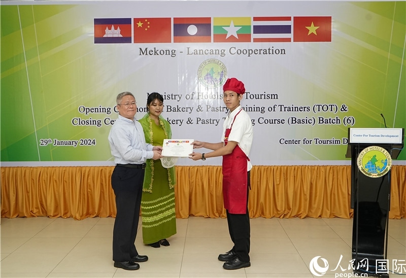 潘峰參贊向?qū)W員頒發(fā)證書。人民網(wǎng)記者 謝佳君攝