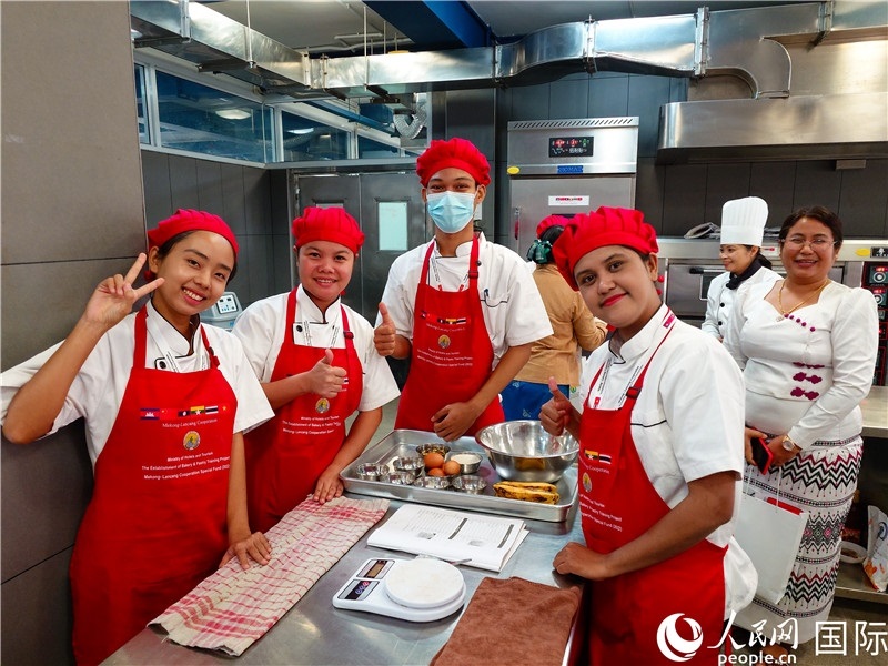 學(xué)員進(jìn)行實(shí)操練習(xí)。人民網(wǎng)記者 謝佳君攝