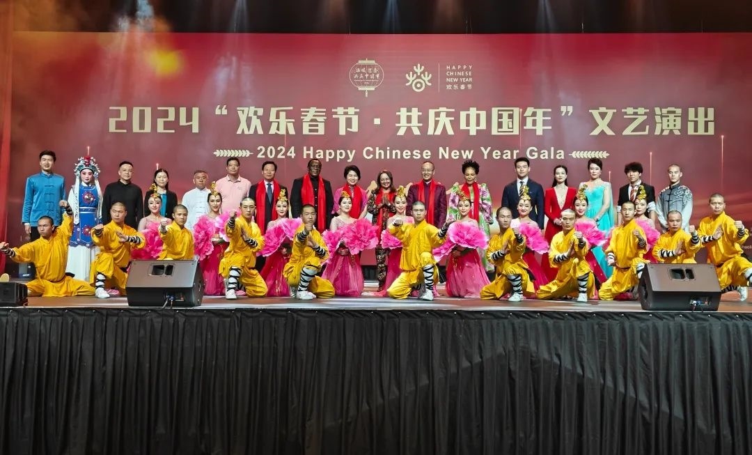 全體嘉賓和演員合影。中國駐南非大使館供圖