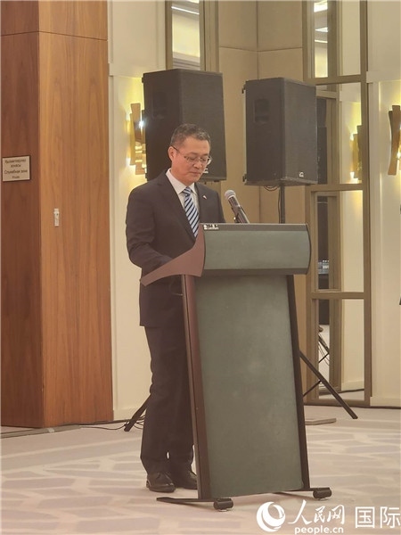 中國(guó)駐哈大使館公使銜參贊蘇予致辭。人民網(wǎng)記者 李強(qiáng)攝