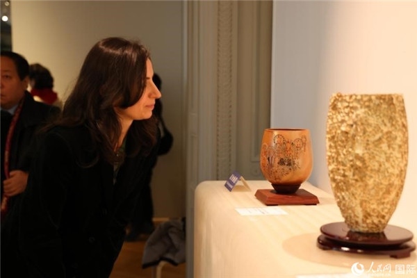 嘉賓和公眾參觀“絲路瓷行”——中國景德鎮(zhèn)陶瓷文化特展。人民網(wǎng)記者 尚凱元攝