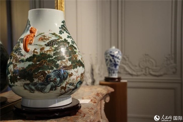 嘉賓和公眾參觀“絲路瓷行”——中國景德鎮(zhèn)陶瓷文化特展。人民網(wǎng)記者 尚凱元攝