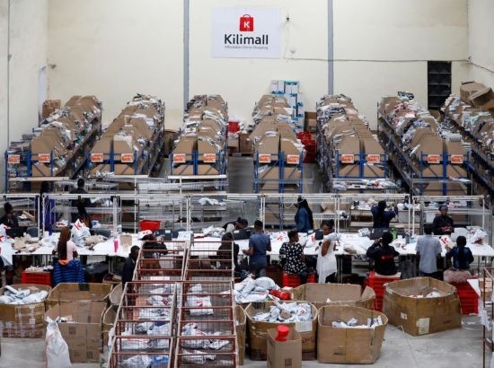 2023年11月11日，在肯尼亞姆洛隆戈，Kilimall員工在倉庫內(nèi)工作。新華社記者 李亞輝 攝