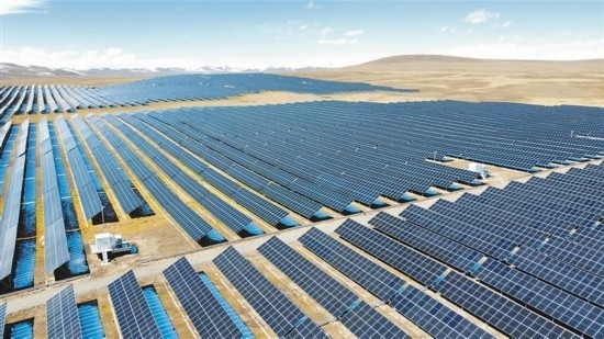 西藏華電色尼區(qū)12萬千瓦光伏發(fā)電項目電力保供項目航拍。趙書彬攝