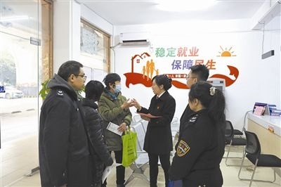  圖③：調(diào)解后，法官現(xiàn)場(chǎng)向當(dāng)事人做釋法析理工作。