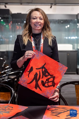 1月28日，在上海豫園舉行的民俗活動上，美國馬斯卡廷初中校長珍妮弗·李·弗里德利展示自己寫下的“?！弊?。 新華社記者 王翔 攝