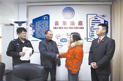  圖②：雙方當(dāng)事人達(dá)成調(diào)解協(xié)議，握手言和。