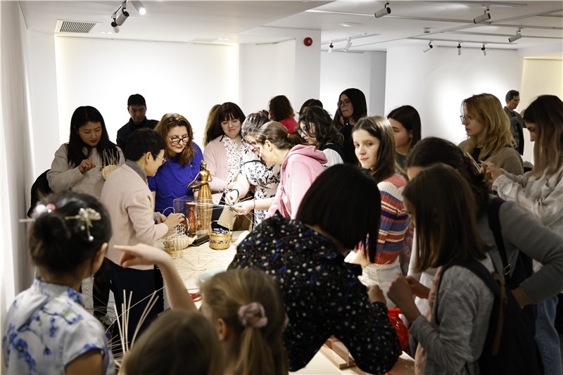 羅馬尼亞觀眾體驗(yàn)安溪竹藤編技藝。 布加勒斯特中國(guó)文化中心供圖