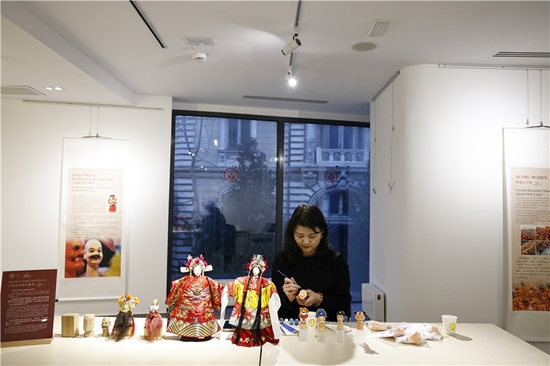 中國(guó)泉州的非遺大師制作江加走木偶頭雕刻。 布加勒斯特中國(guó)文化中心供圖_副本