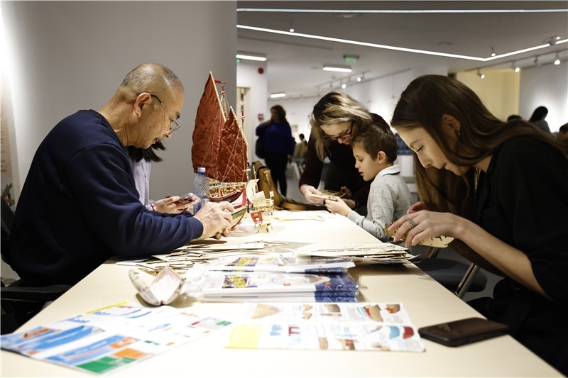 中國(guó)泉州非遺大師現(xiàn)場(chǎng)指導(dǎo)制作水密隔艙福船制造技藝。 布加勒斯特中國(guó)文化中心供圖