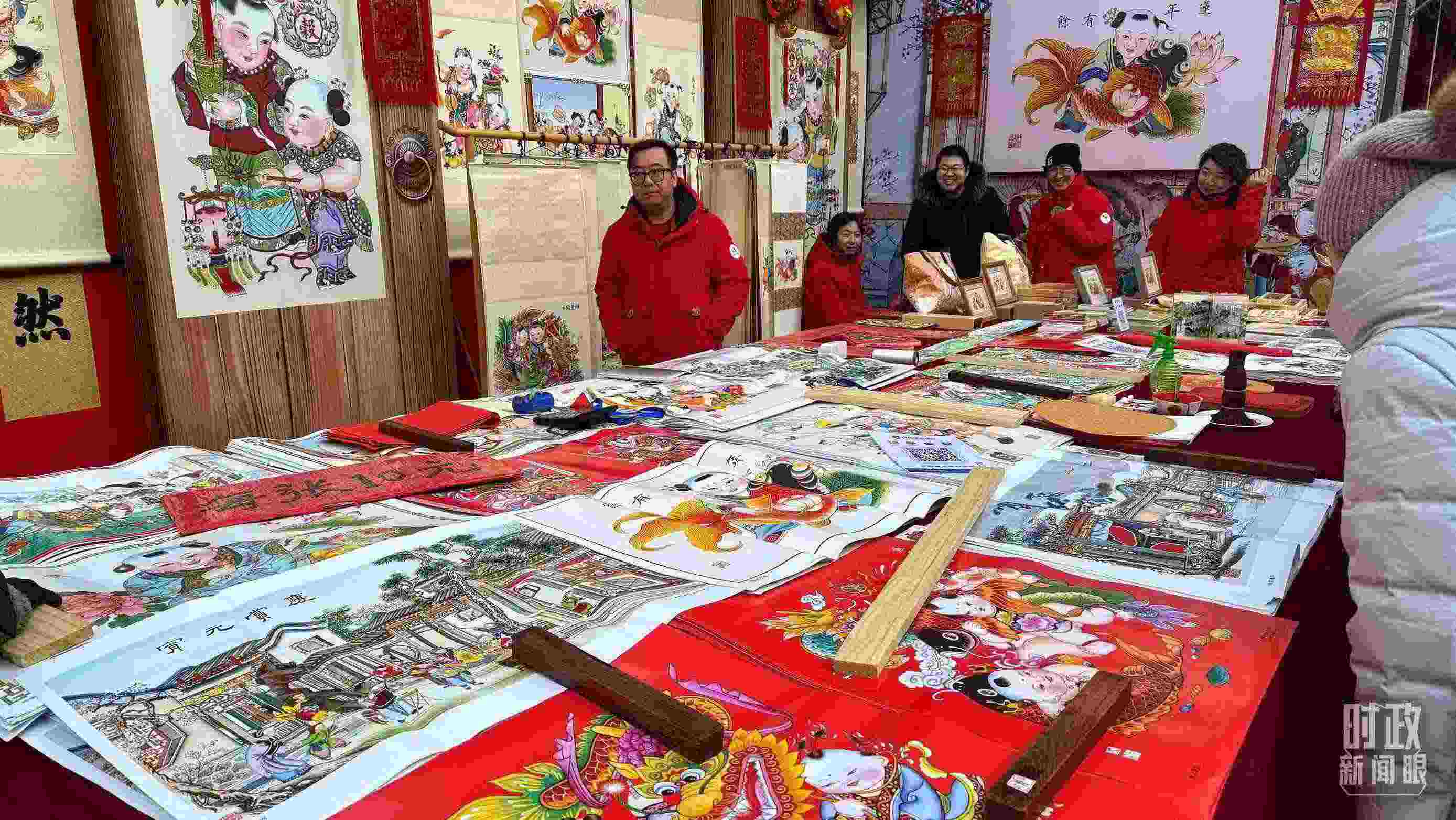 △市民們正在天津古文化街選購年畫。（總臺央視記者黎兵拍攝）