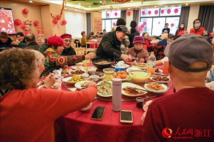 老人們享用公益年夜飯。人民網(wǎng)記者 葉賓得攝