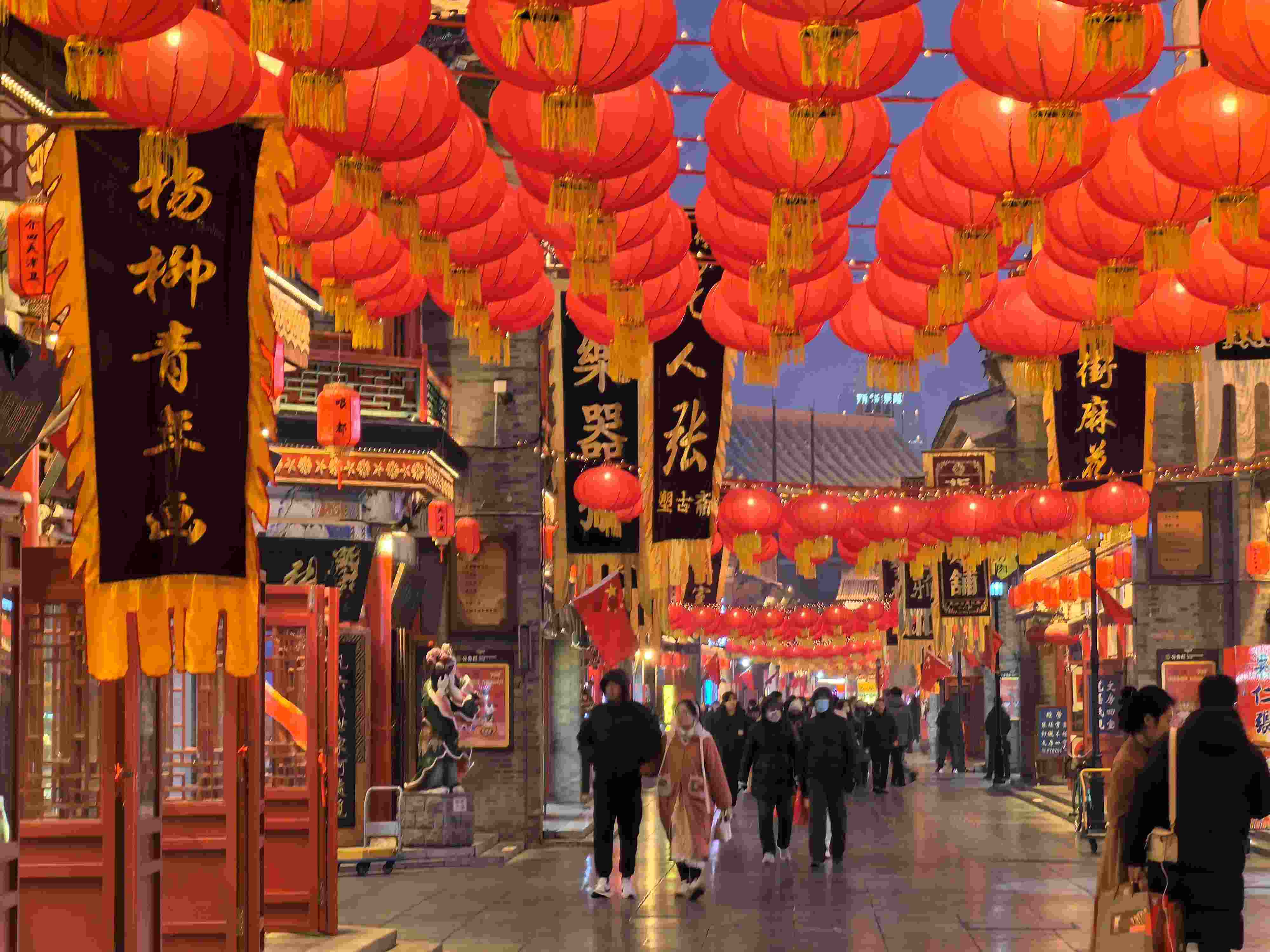 △春節(jié)臨近，古文化街上年味兒漸濃。（總臺央廣記者潘毅拍攝）