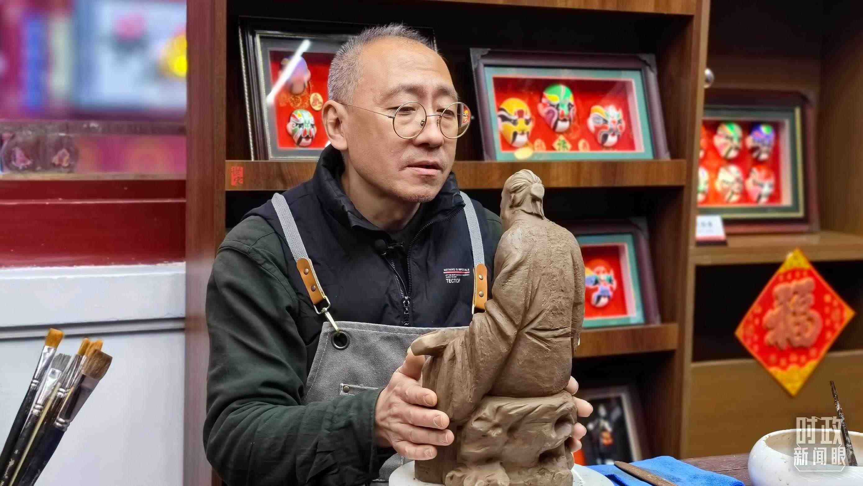△“泥人張”的匠人正在雕塑。（總臺央視記者潘毅拍攝）