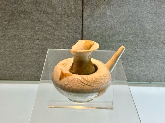 德化縣陶瓷博物館收藏的龍紋軍持。人民網(wǎng)記者 金慧慧攝