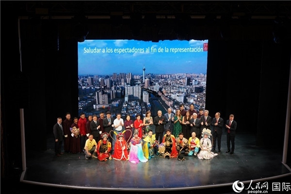 圖為王衛(wèi)大使與蒙迪諾外長等嘉賓登臺祝賀。人民網(wǎng)記者 許放攝