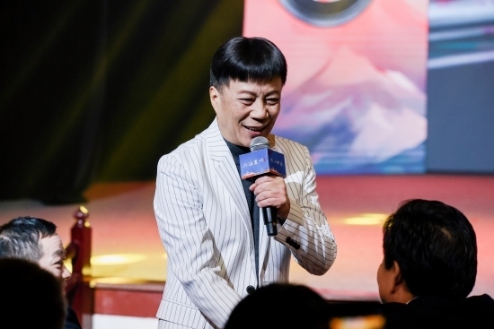 “何以中國·向海泉州”網絡主題活動現(xiàn)場，陳百潭演出時與觀眾互動。泉州廣播電視臺供圖