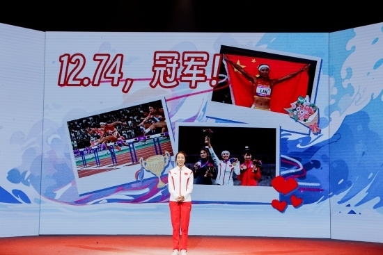 “何以中國·向海泉州”網絡主題活動現(xiàn)場，林雨薇講述奪冠經歷。泉州廣播電視臺供圖