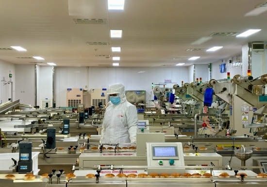 盼盼5G智慧工廠生產(chǎn)線正在進(jìn)行產(chǎn)品質(zhì)檢。人民網(wǎng)記者 金慧慧攝