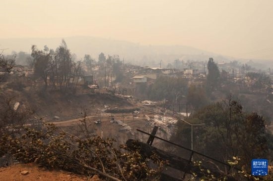 這是2月3日在智利瓦爾帕萊索大區(qū)比尼亞德爾馬市拍攝的在森林火災(zāi)中燒毀的房屋。新華社發(fā)