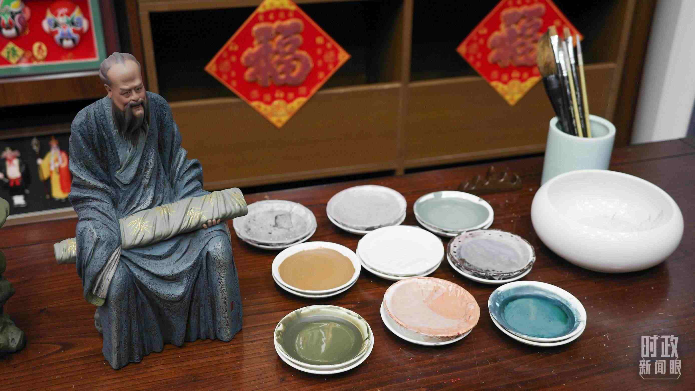 △天津古文化街，泥人張店鋪的上色顏料展示。（總臺(tái)央視記者覃思拍攝）