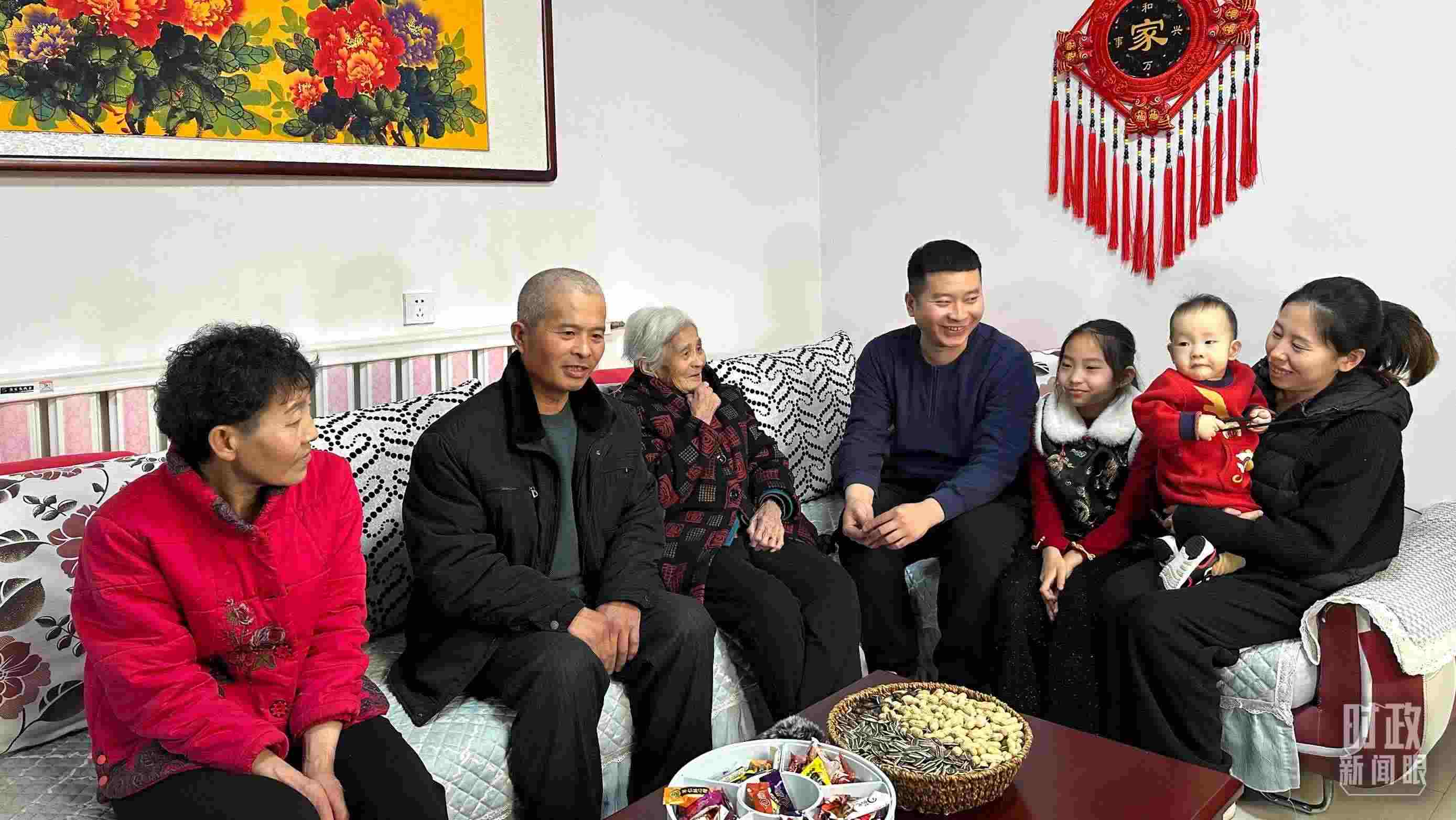 △第六埠村村民杜洪剛一家。（總臺(tái)央視記者趙化拍攝）