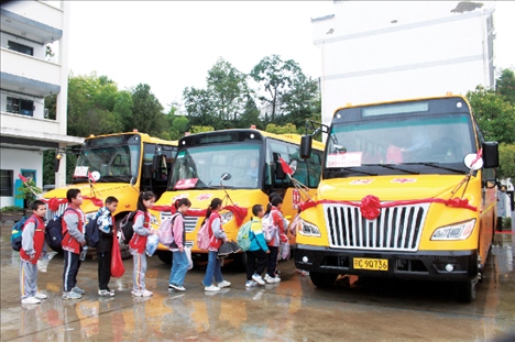 △2023年9月28日，湖北竹山縣校園直通車全域開通后，學(xué)生在有序排隊(duì)乘車。第二批主題教育開展后，竹山縣將實(shí)施農(nóng)村道路暢通工程作為為民辦實(shí)事的重要內(nèi)容。