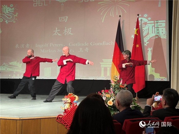 太極，表演者：Ingolf Peters、Gerlinde Gundlach、Markus Stüber