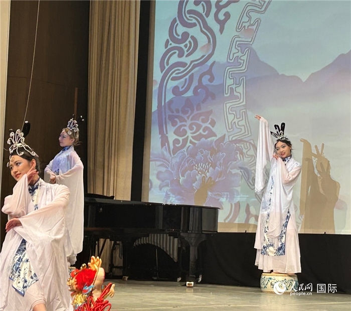 舞蹈《青花瓷》，表演者：德國(guó)中歐文化藝術(shù)交流協(xié)會(huì)