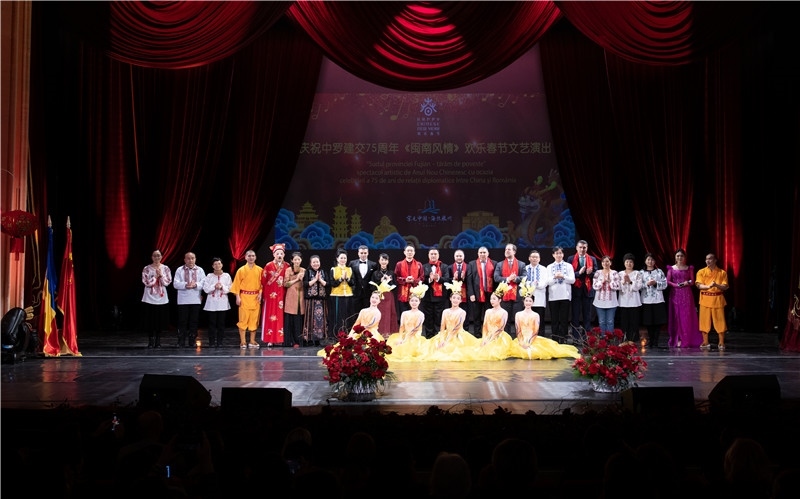 圖為韓大使、羅政府高官與泉州藝術(shù)團(tuán)演員合影。中國駐羅大使館文化處供圖。