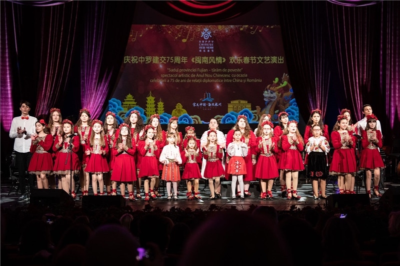 圖為羅小快板兒童合唱團(tuán)在演唱中文歌曲。 中國駐羅大使館文化處供圖。