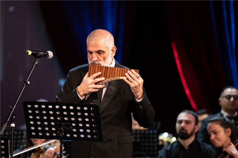 圖為著名排簫大師達(dá)米安·德拉吉奇在領(lǐng)銜演奏中國經(jīng)典曲目。 中國駐羅大使館文化處供圖。