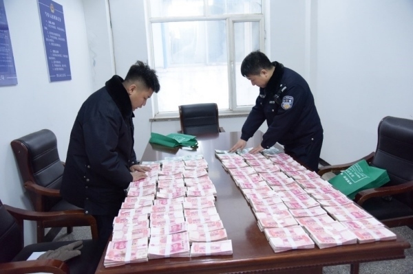 民警清點(diǎn)涉案資金。磐石市公安局供圖