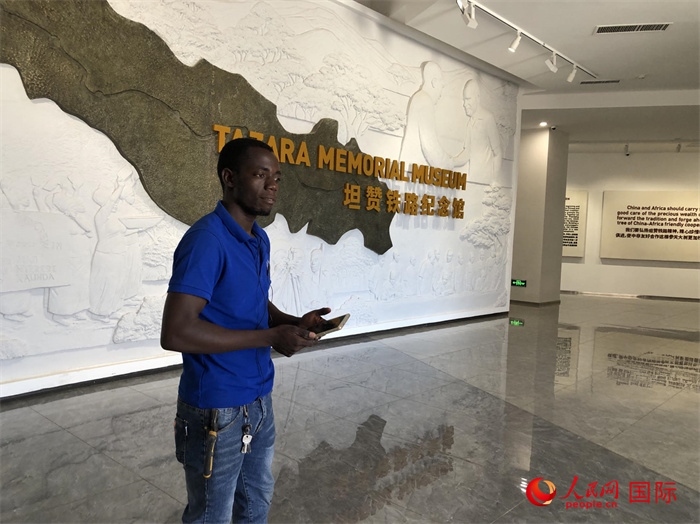 當(dāng)?shù)毓ぷ魅藛T向記者講解。人民網(wǎng)記者 黃培昭攝